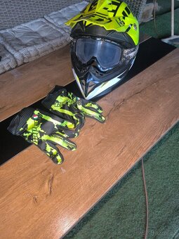 Motokrosová helma - 2