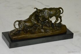 Bronzová soška - Souboj býků na mramoru - 2