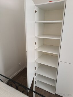 Bílá skříň s policemi - 2