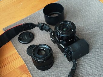 Sony a6000 + 16-50 OSS + redukce Canon EF + nabíječka - 2