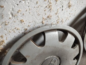 Poklice Audi A4 16tky - 2