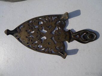 Staré podložky pod žehličky . - 2