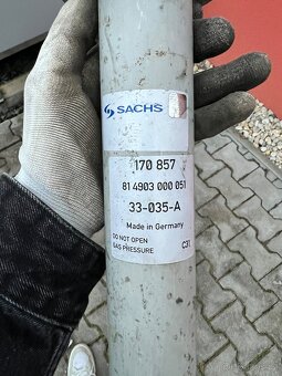 Originální e39 zadní tlumiče Sachs , poloosy. - 2