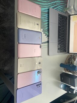 Sbírka starých nepoužívaných telefonů - 2