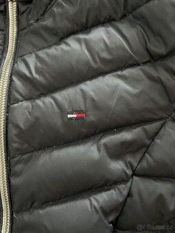 Černá lehká péřová prošívaná přechodová bunda Tommy Hilfiger - 2