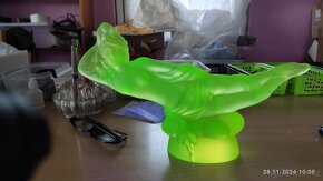plastika dívky lazebnice uranové sklo - 2