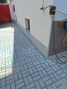 zásypový modrý písek na zámkovou dlažbu - 2