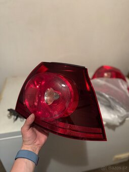 VW Golf 5 Edice 30 / R32 Dark Red Cherry zadní světla - 2