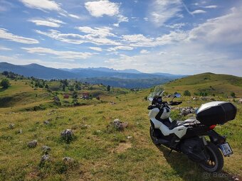 Honda ADV 350, model 2024, koupená 2025, v záruce - 2