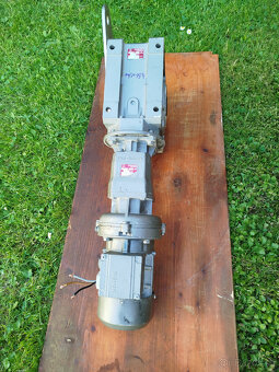 elektromotor s dvojitou převodovkou - 2