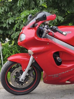 Triumph 955i Sprint ST - 2