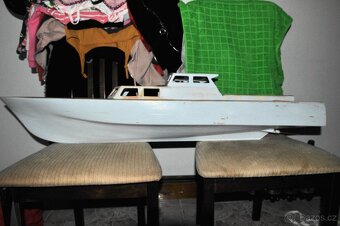 MODEL DŘEVĚNÉ LODI, DVA MOTORY - 2