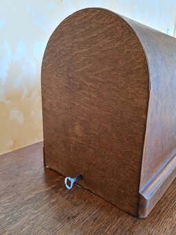 Historický šlapací šicí stroj Singer pro domácí užití - 2