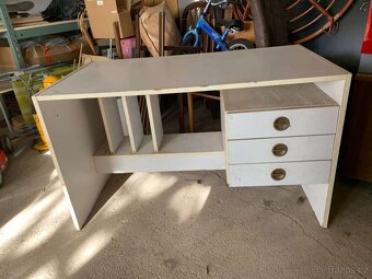 Zdarma díly kuchyně, psací stůl , atd. - 2