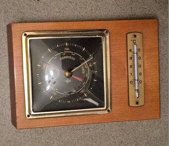 Starý barometr s teploměrem - 2