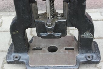 Šroubový dvouramenný lis - 2