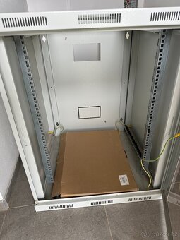 Průmyslový datový rozvadeč 19" - RACK (15U) + police - 2