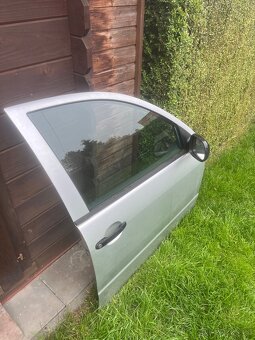 Škoda Fabia 1 pravé přední dveře stříbrné - 2