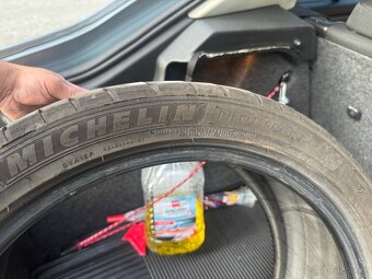 235/40R19 - 2