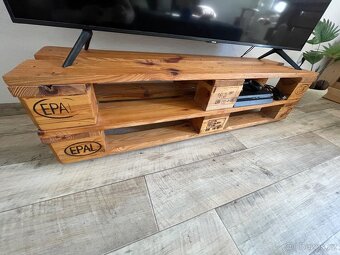 Paletový stolek pod televizi - 2
