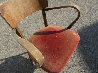 Nabízím starožitne designove polokřeslo Thonet. Na renovaci. - 2