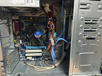 Starší PC na internet včetně LCD, klávesnice a myši - 2