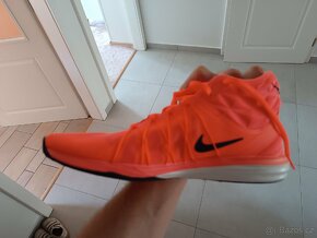 Dámské tenisky Nike Dual Fusion Tr Hit Mid
- 2