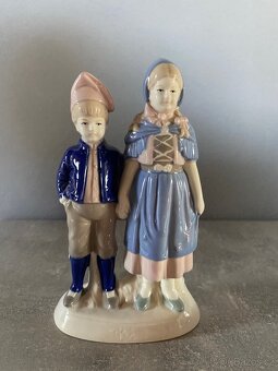 Porcelánová figurka - chlapec a dívka - 2