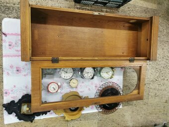 Staré mechanické budíky, nástěnné hodiny. - 2