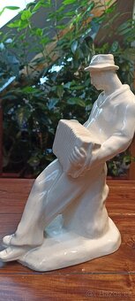 Porcelánová figurka-muž hrající na akordeon - 2