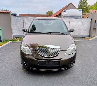 Lancia Ypsilon 1.4 70 KW Versus 1 z 500ks - 2