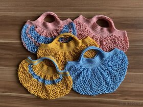 Háčkovaná taška, síťovka hořčicovo-světle modrá. - 2