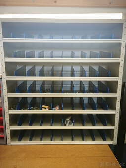 Kovový regál s děliči - 2