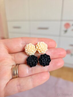 2 páry kytičkových náušnic - krémová/černá - 2