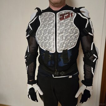 Chráničova vesta SPEED STUFF a cyklo rukavice POC - 2
