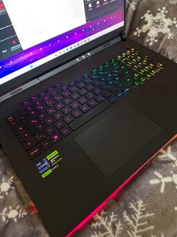 Asus Rog Strix Scar 18 G834JY - NEBULA040W Black + sluchadlá - 2