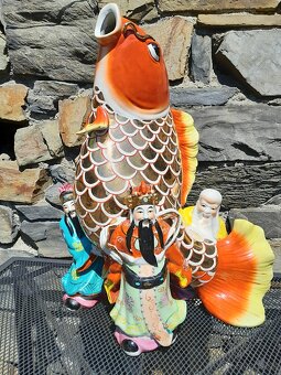 Sousoší - porcelán - postavy mnichů a ryby - 2