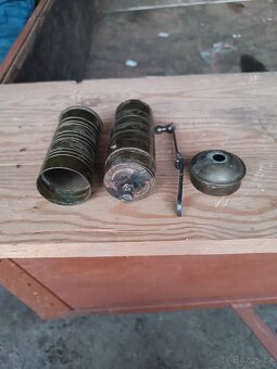 Starožitný mosazný mlýnek. - 2