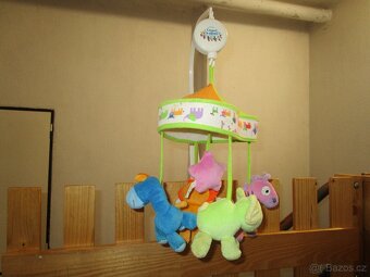 Kolotoč nad postýlku - 2