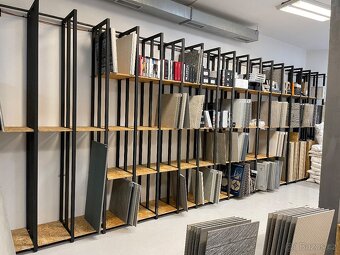 Regály kovové s OSB policemi, vybavení showroomu - 2