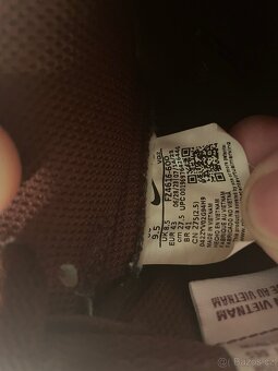Dunk Low ve vínové a bílé barvě s černým Swoosh. - 2