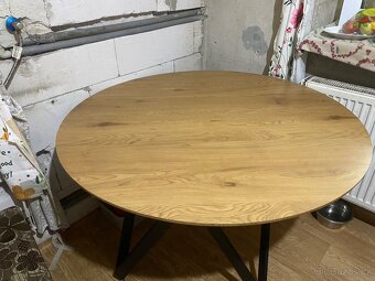 Kulatý stůl 120 cm – pevný a prostorný - 2