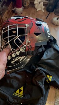 Hokejová brankařská helma. - 2