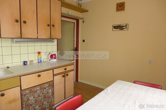 Prodej prostorného cihlového bytu 3+1 s balkonem a zahradou - 2