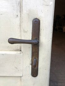 Staré dřevěné dveře s kováním - levé - 2