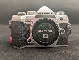 Olympus OM-D E-M5 Mark III + příslušenství - 2