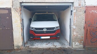 Pronájem pěkné garáže Praha 6 - Dejvice. Dílna, sklad 16m2. - 2
