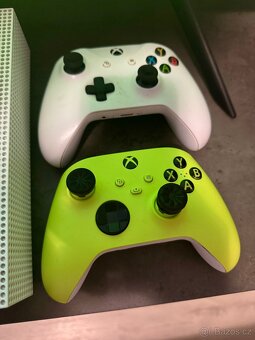 Xbox one s 1tb + 2 hry + 2 ovladace - 2