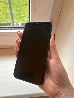 Apple iPhone Xr v černé barvě 128 GB - 2