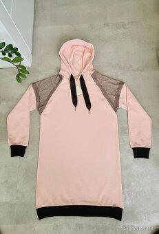 Elegantní mikinové šaty s ozdobnou síťovinou s kamínky - 2